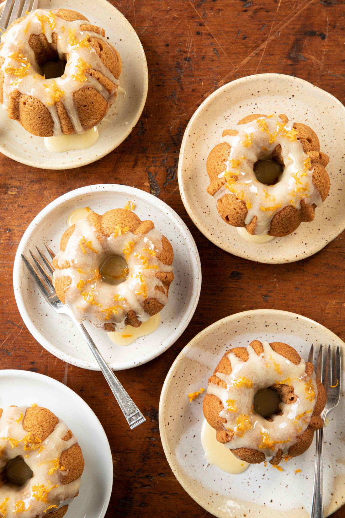 Individual honey cakes.